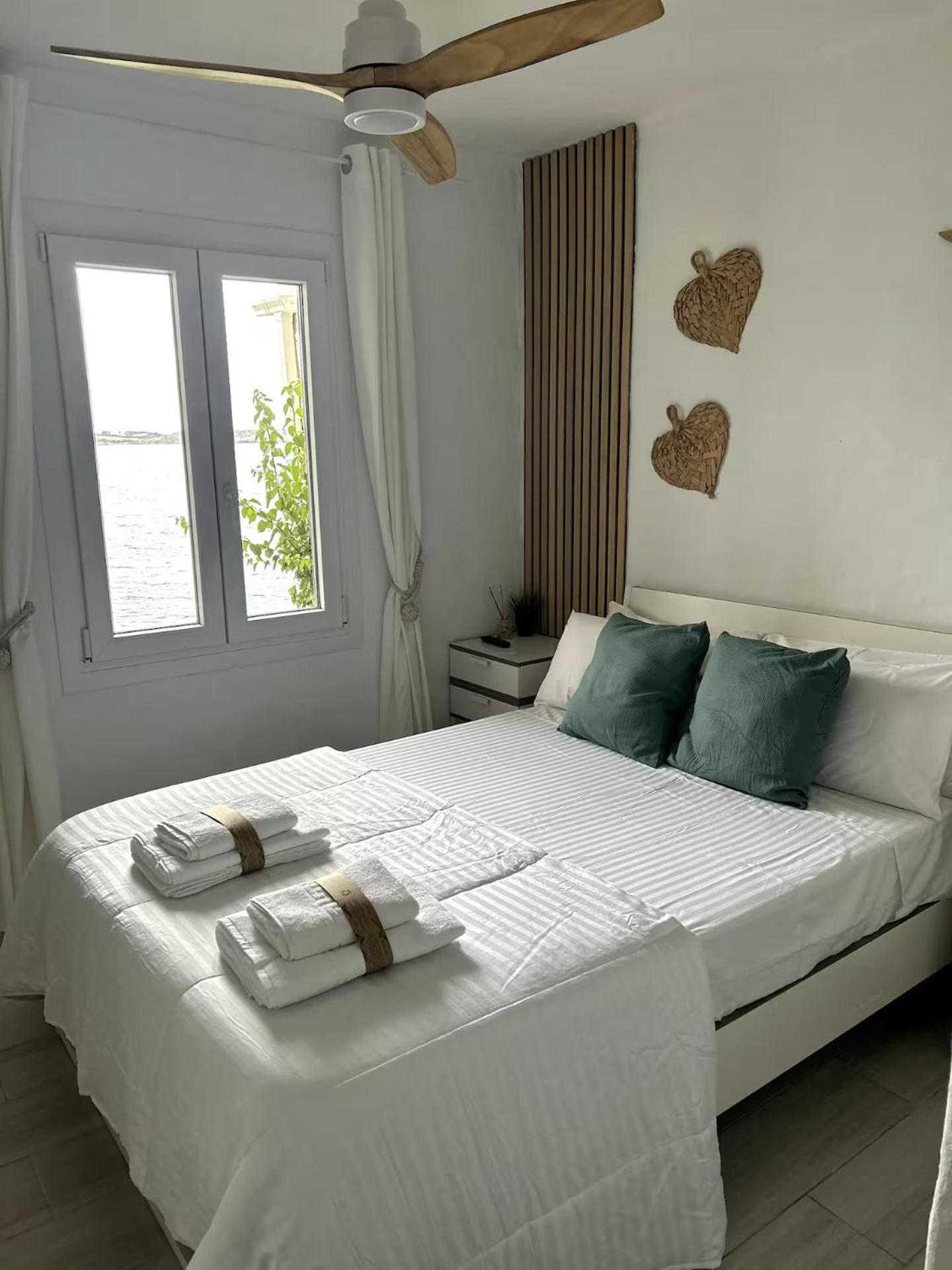 דירות פורנלס Miravent Terraza Y Jardin Frente Al Mar Menorca מראה חיצוני תמונה